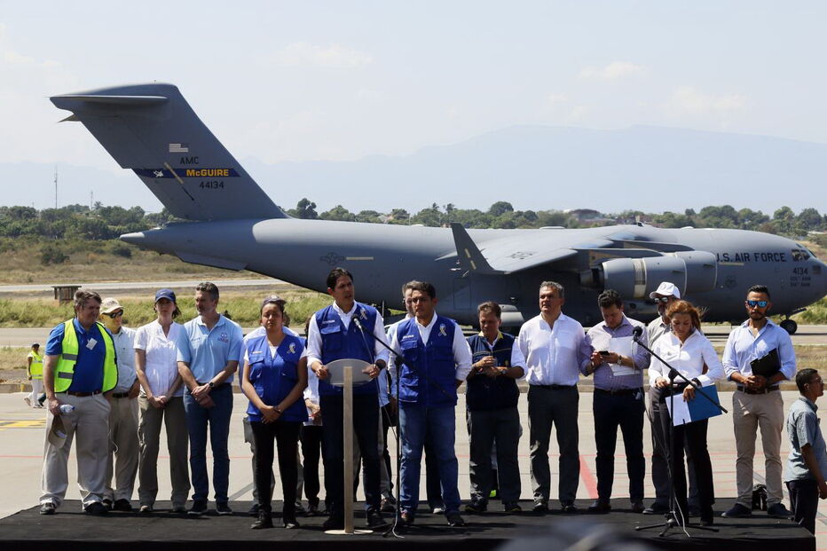 Primeiro avião dos EUA com ajuda humanitária já aterrou na fronteira com a Venezuela
