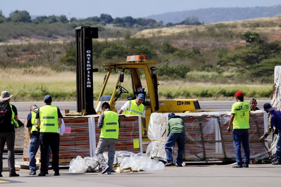 Primeiro avião dos EUA com ajuda humanitária já aterrou na fronteira com a Venezuela