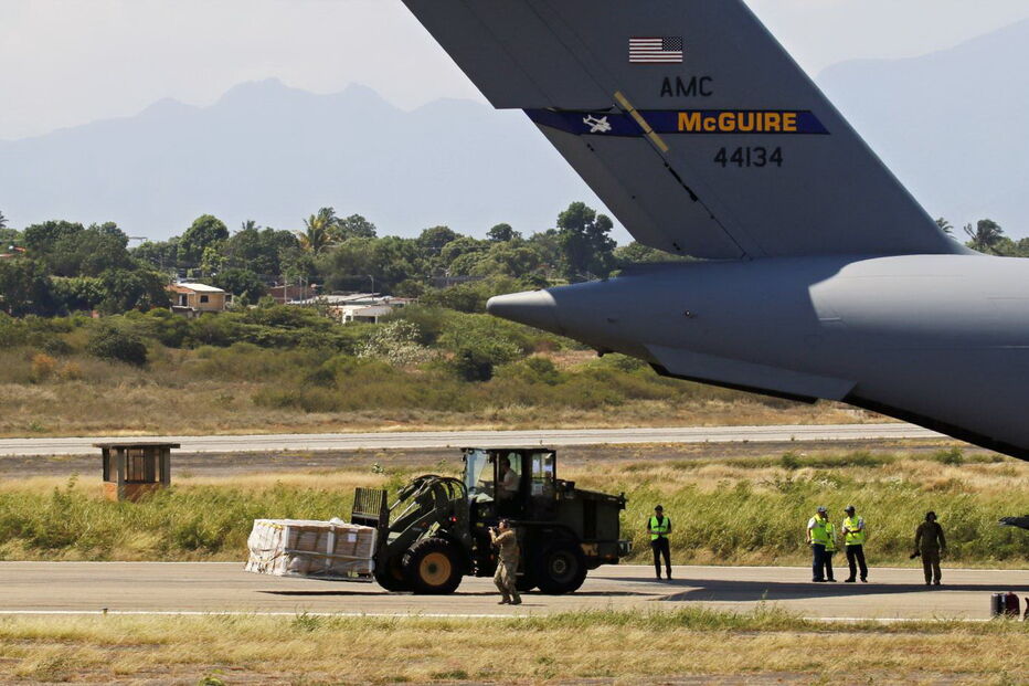 Primeiro avião dos EUA com ajuda humanitária já aterrou na fronteira com a Venezuela
