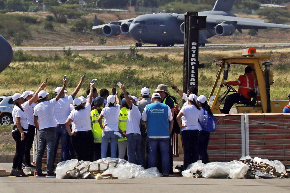 Primeiro avião dos EUA com ajuda humanitária já aterrou na fronteira com a Venezuela