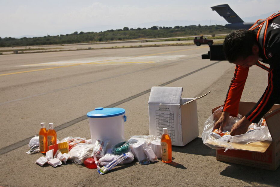 Primeiro avião dos EUA com ajuda humanitária já aterrou na fronteira com a Venezuela