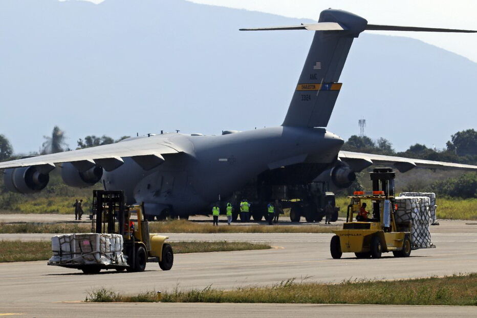 Primeiro avião dos EUA com ajuda humanitária já aterrou na fronteira com a Venezuela