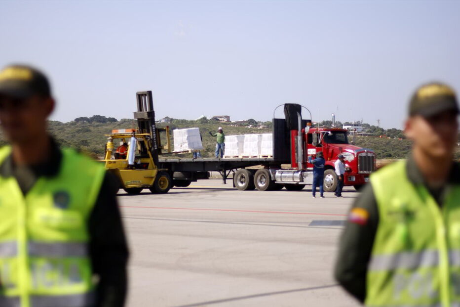 Primeiro avião dos EUA com ajuda humanitária já aterrou na fronteira com a Venezuela