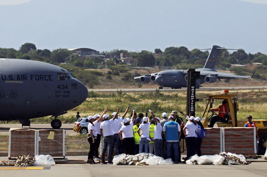 Primeiro avião dos EUA com ajuda humanitária já aterrou na fronteira com a Venezuela