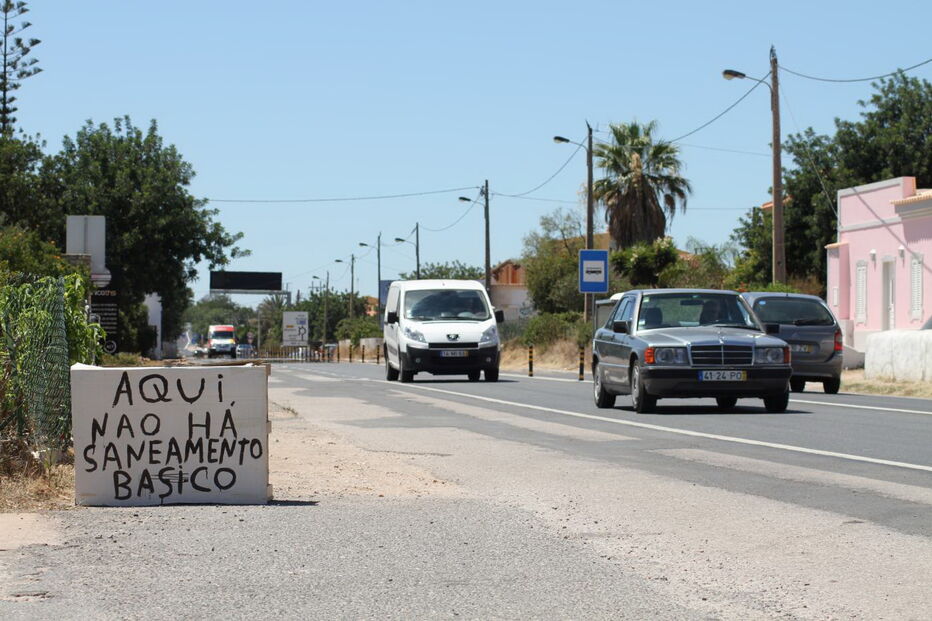 Moradores e comerciantes têm de recorrer a água proveniente de furos e a fossas séticas para os esgotos
