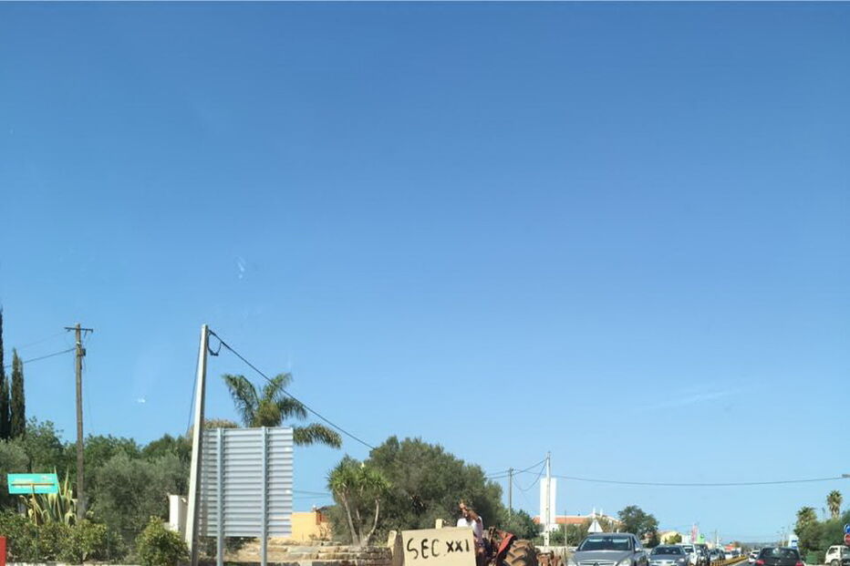 Moradores e comerciantes têm de recorrer a água proveniente de furos e a fossas séticas para os esgotos