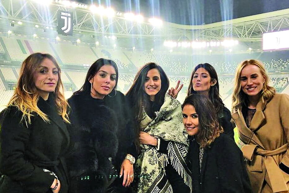 Georgina partilhou fotografia com as amigas na bancada 