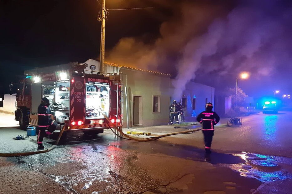Incêndio destrói antigo café em Faro