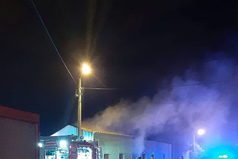 Incêndio destrói antigo café em Faro
