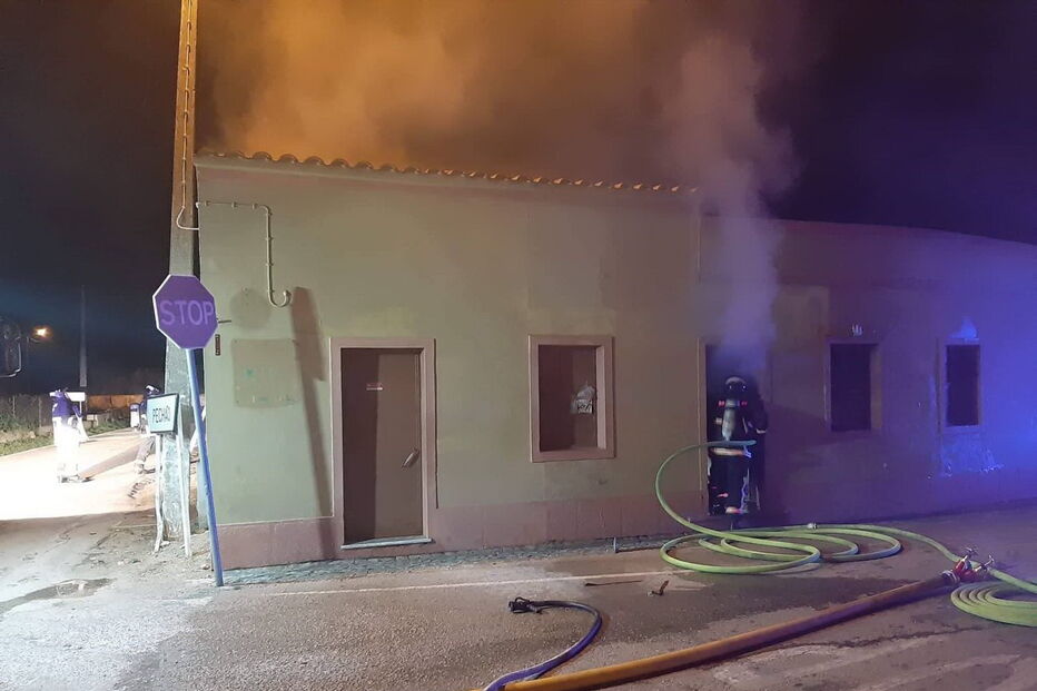 Incêndio destrói antigo café em Faro