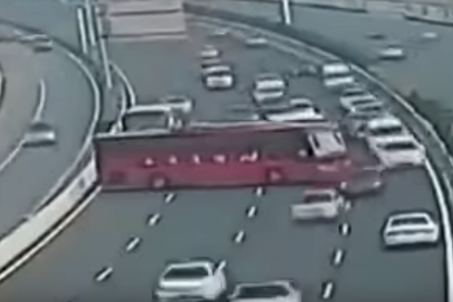 Motorista de autocarro faz inversão de marcha na autoestrada e lança o pânico