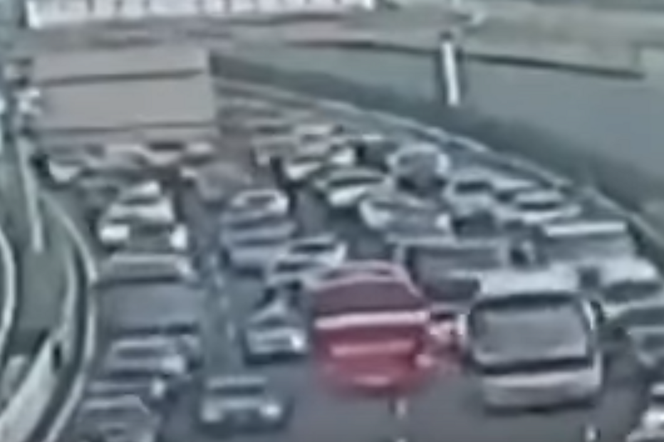 Motorista de autocarro faz inversão de marcha na autoestrada e lança o pânico