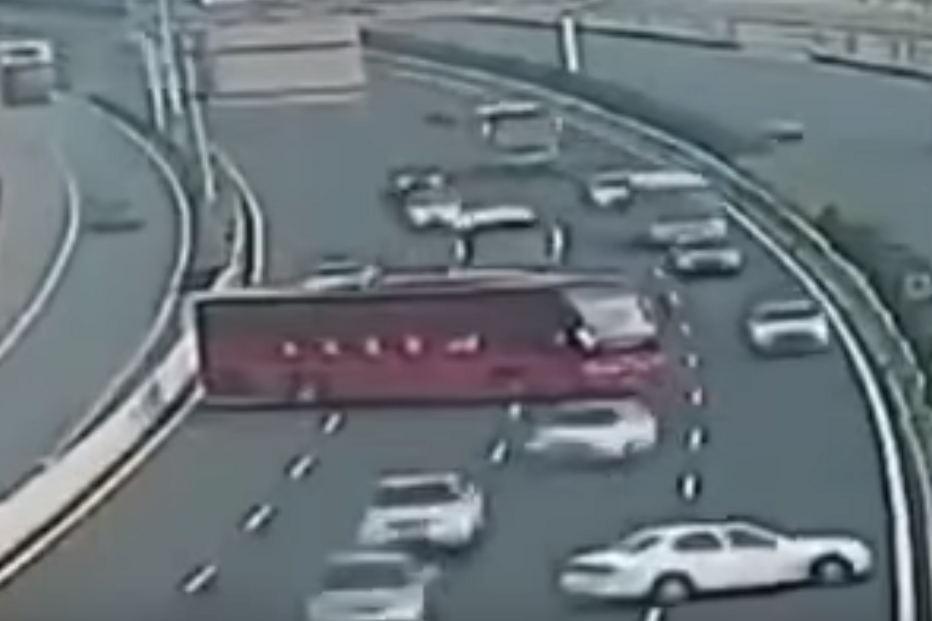 Motorista de autocarro faz inversão de marcha na autoestrada e lança o pânico