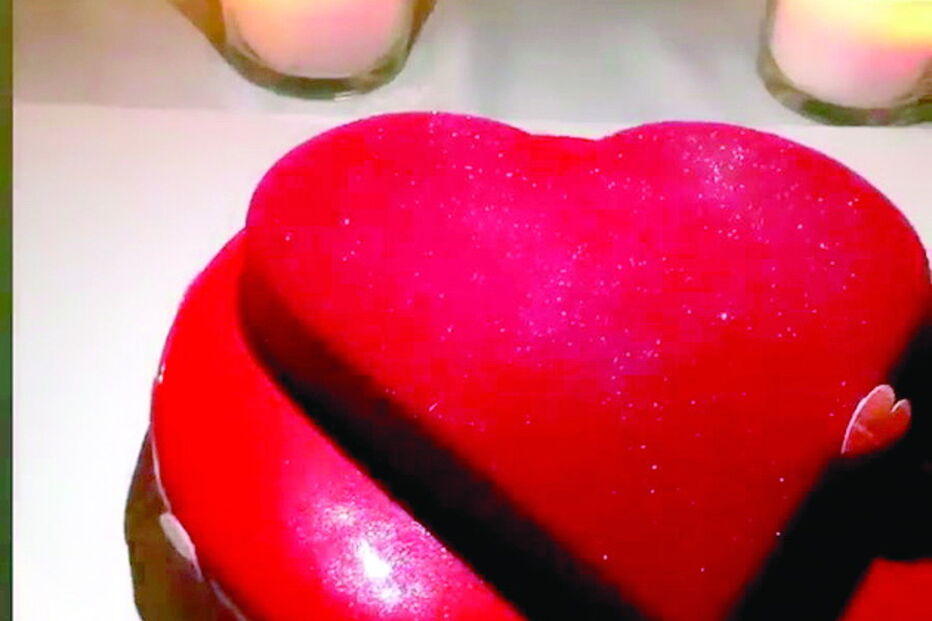 Bolo em forma de coração para celebrar a ocasião