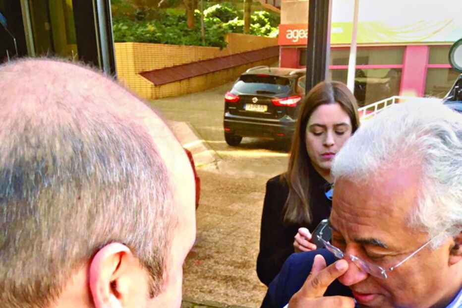 Precários da RTP entregaram envelope a António Costa