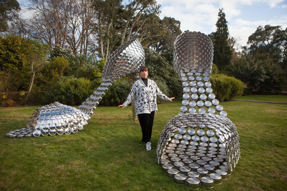 Joana Vasconcelos durante a montagem de exposição das suas obras em Serralves