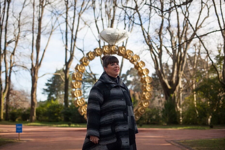 Joana Vasconcelos durante a montagem de exposição das suas obras em Serralves