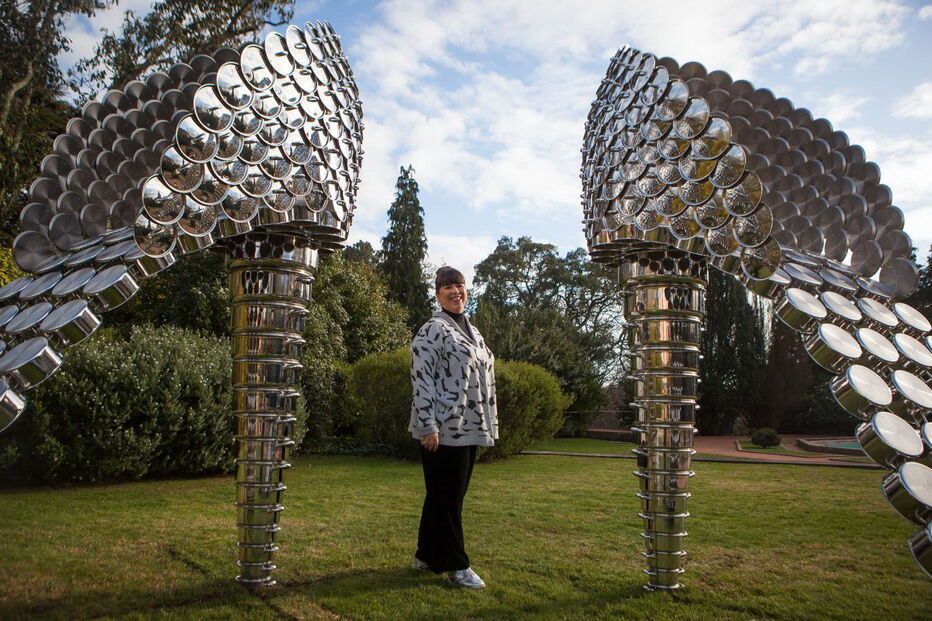 Joana Vasconcelos durante a montagem de exposição das suas obras em Serralves