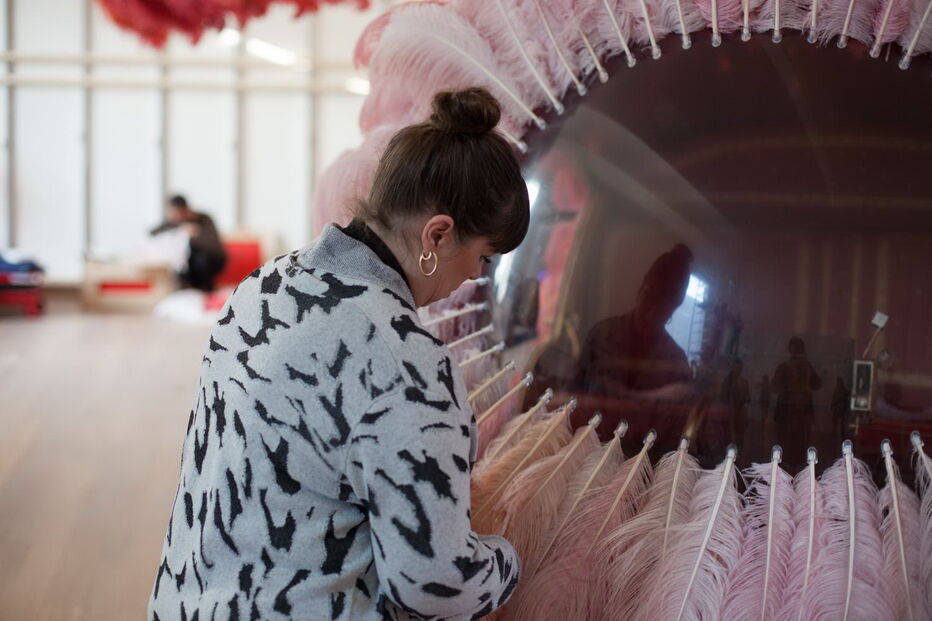 Joana Vasconcelos durante a montagem de exposição das suas obras em Serralves