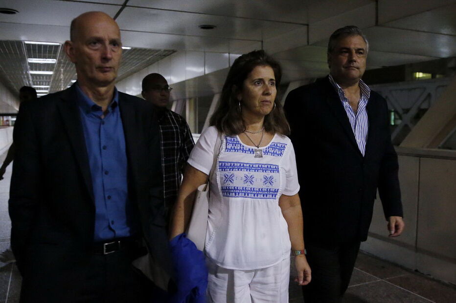 O embaixador de Espanha (Jesus Silva), da Holanda (Norbert Braakhuis) e da UE (Isabel Brilhante) na VEnezuela esperavam delegação de deputados europeus impedidos de desembarcar em Caracas