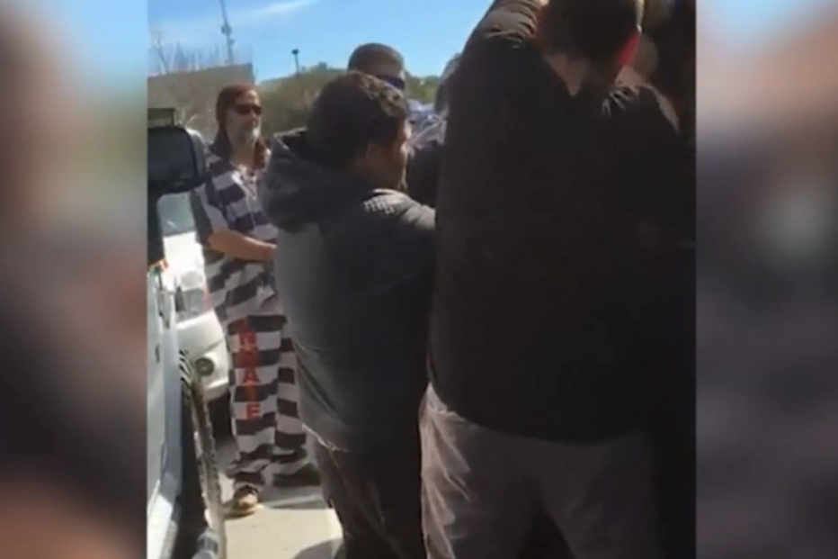 Salvam bebé trancado em carro enquanto prestam serviço comunitário