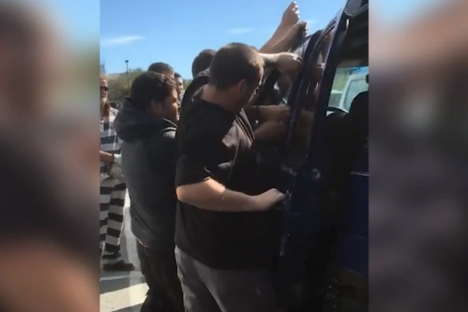 Salvam bebé trancado em carro enquanto prestam serviço comunitário