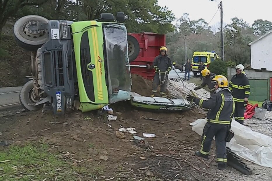  Despiste de camião em Santo Tirso