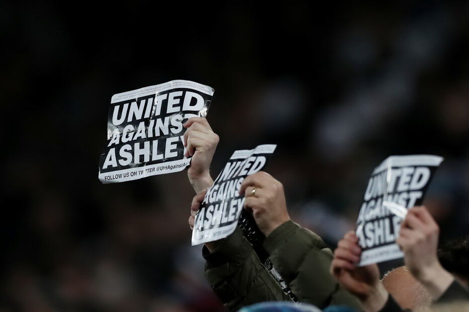 Adeptos do Newcastle contestam o patrão, Mike Ashley 