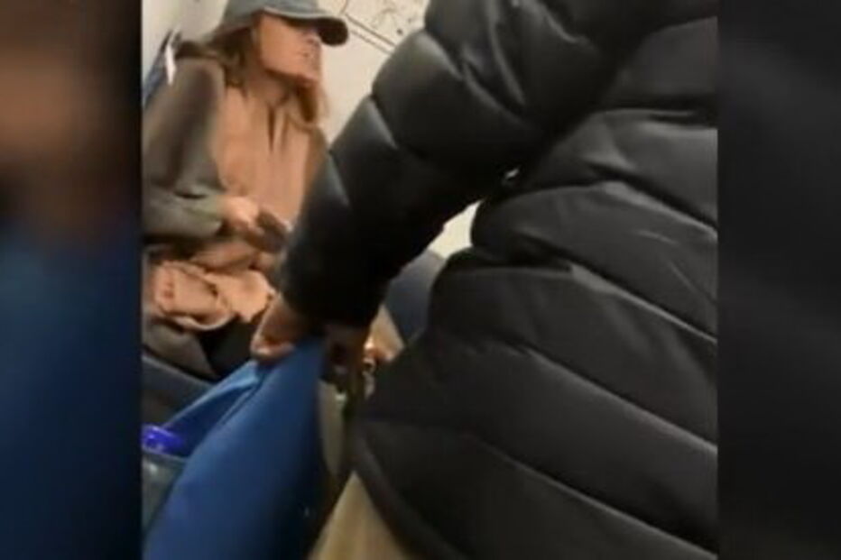Mulher lança confusão após recusar tirar mala de assento em comboio lotado