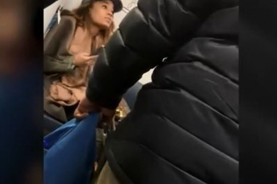 Mulher lança confusão após recusar tirar mala de assento em comboio lotado