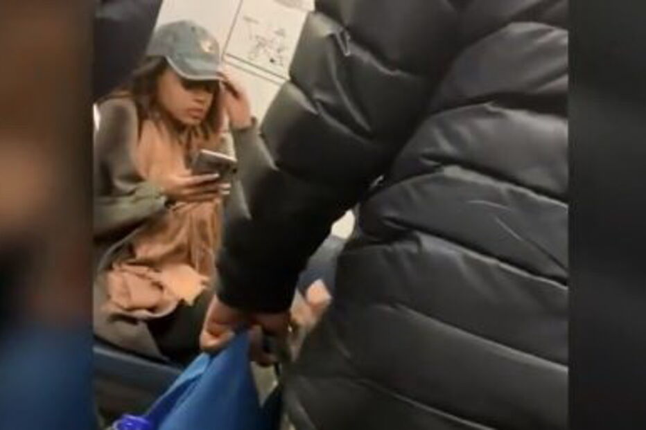 Mulher lança confusão após recusar tirar mala de assento em comboio lotado