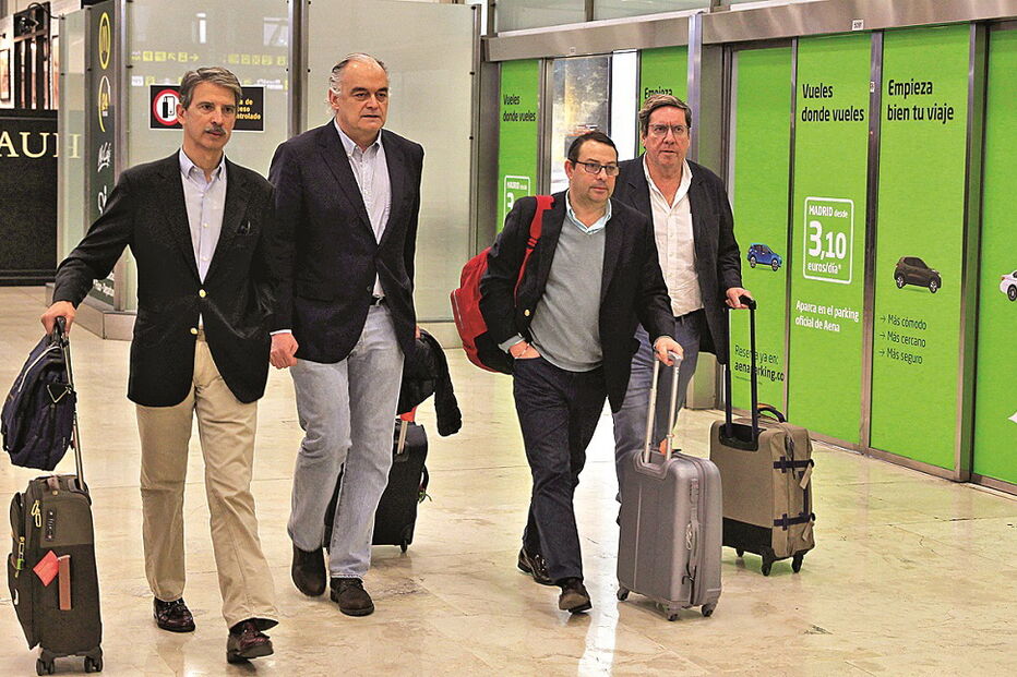 González Pons (segundo a contar da esquerda) e os restantes eurodeputados regressaram esta segunda-feira a Madrid