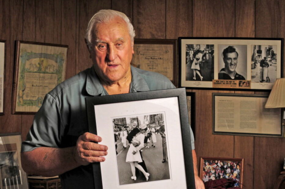 George Mendonsa com a fotografia icónica