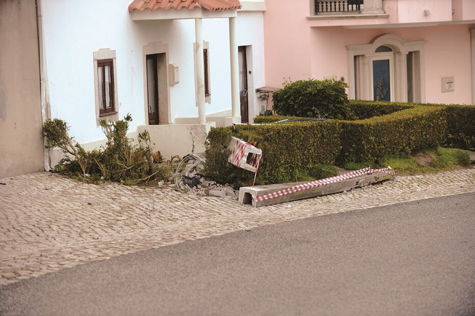 Violência do despiste deixou marcas no local do acidente