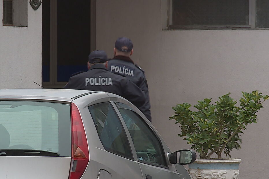 Homem agride mulher à porta da esquadra da PSP na Reboleira