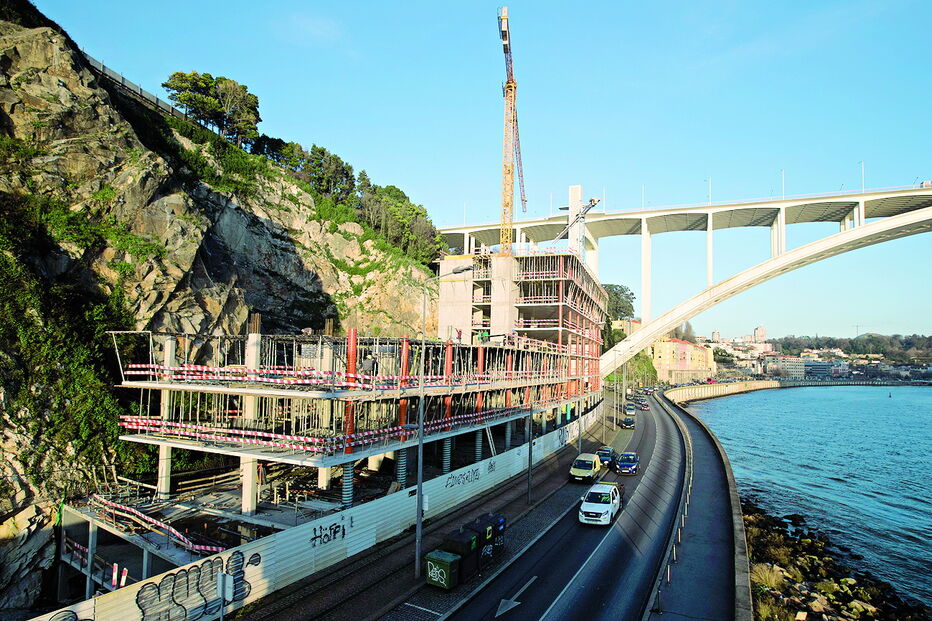 Construções na escarpa da Arrábida estão integradas na área da Zona Especial de Proteção da ponte da Arrábida 