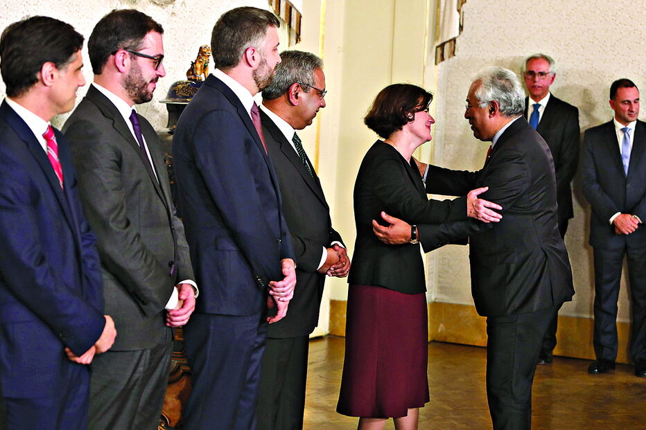 António Costa cumprimenta os ministros Mariana Vieira da Silva, Nelson de Souza e Pedro Nuno Santos e o secretário de Estado Duarte Cordeiro, após a cerimónia 