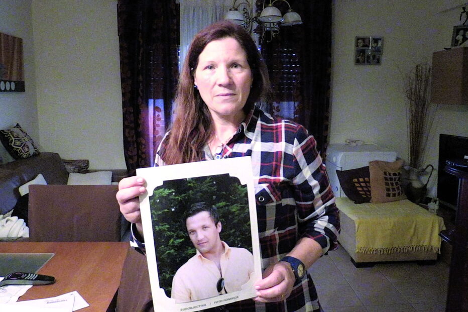 Aurora Neves com a fotografia do filho que morreu num acidente de mota  