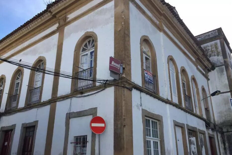 Teatro de Portalegre está à venda
