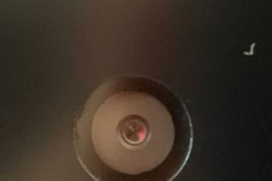 Passageiro encontra câmara embutida em ecrã de televisão de avião