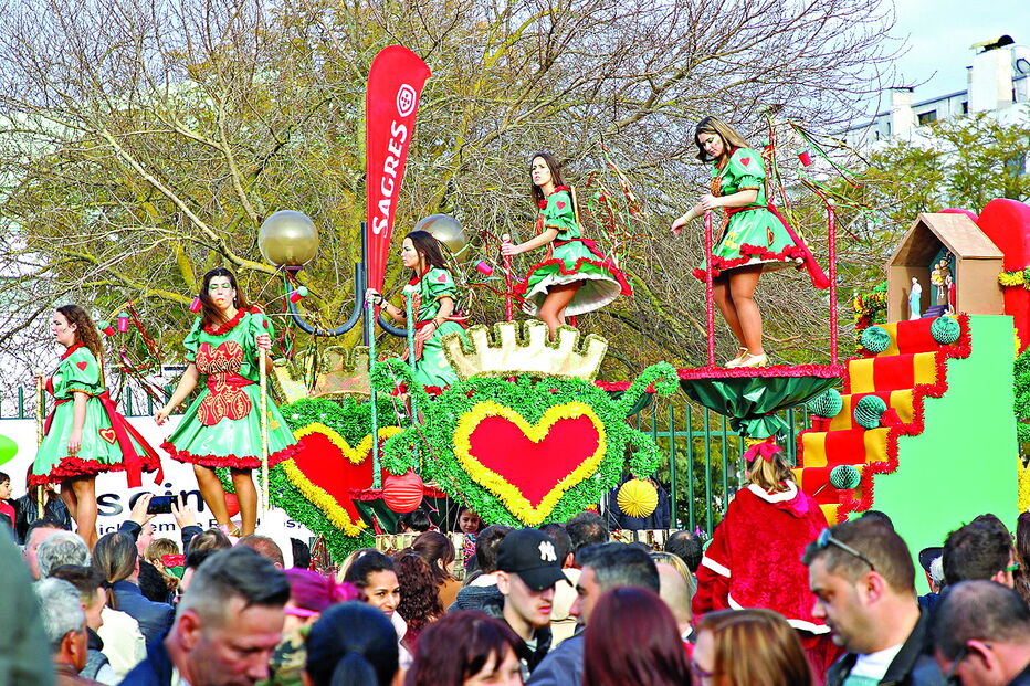 Festa é feita com cor, alegria e muita imaginação pelas principais ruas  de Loures, onde milhares assistem aos desfiles