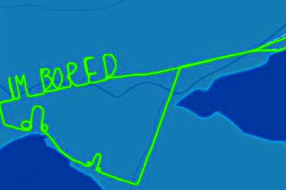 Piloto aborrecido faz 'desenhos' rudes nos céus durante voo de teste