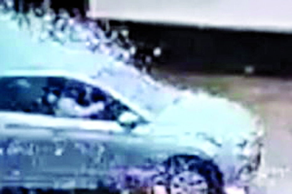 Condutora novata destrói stand de automóveis na Índia