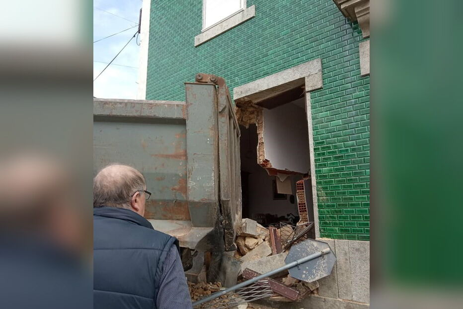 Camião destrói casa em Sata Maria da Feira