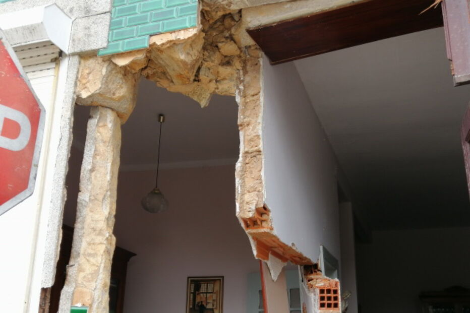 Camião destrói casa em Sata Maria da Feira