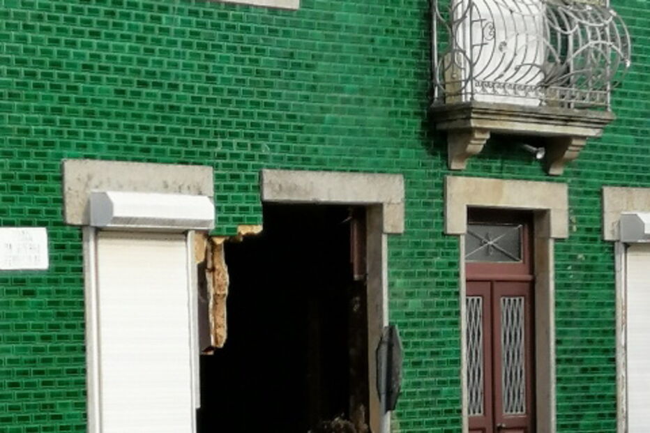 Camião destrói casa em Sata Maria da Feira