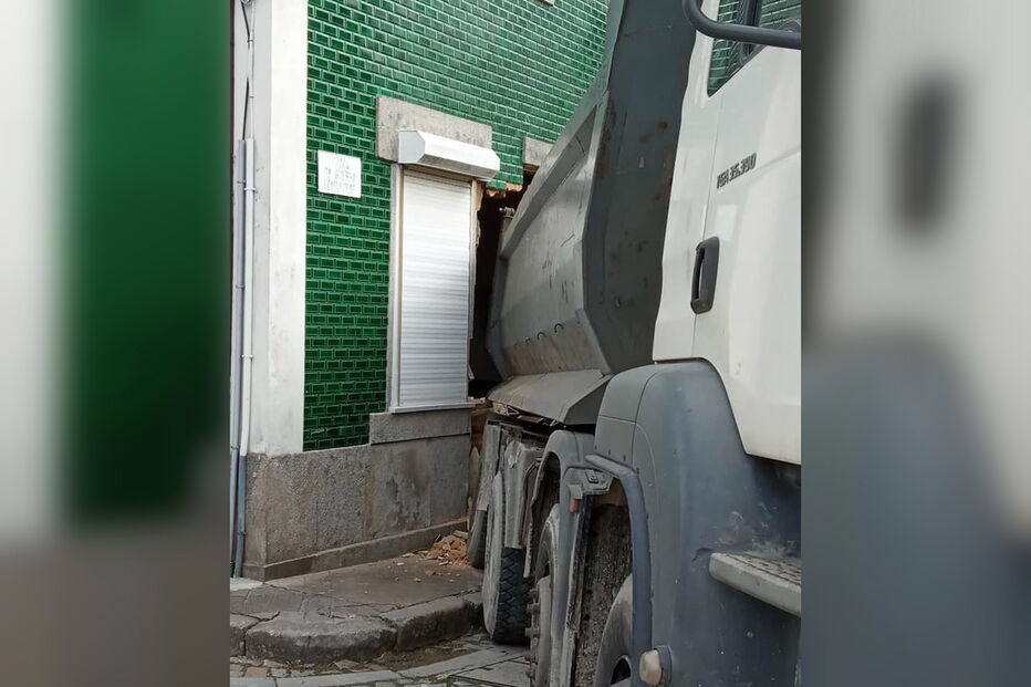 Camião destrói casa em Sata Maria da Feira