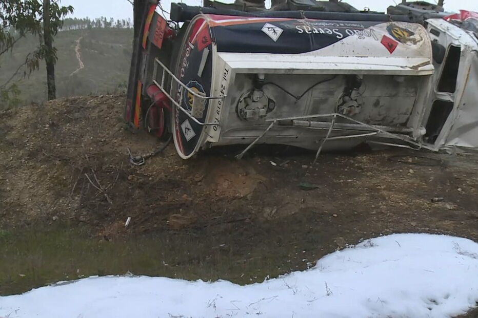 Condutor de camião desaparecido após despiste em Oleiros