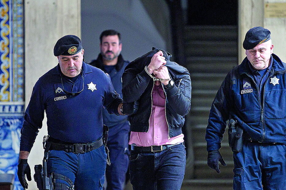 Arguido a entrar em tribunal  