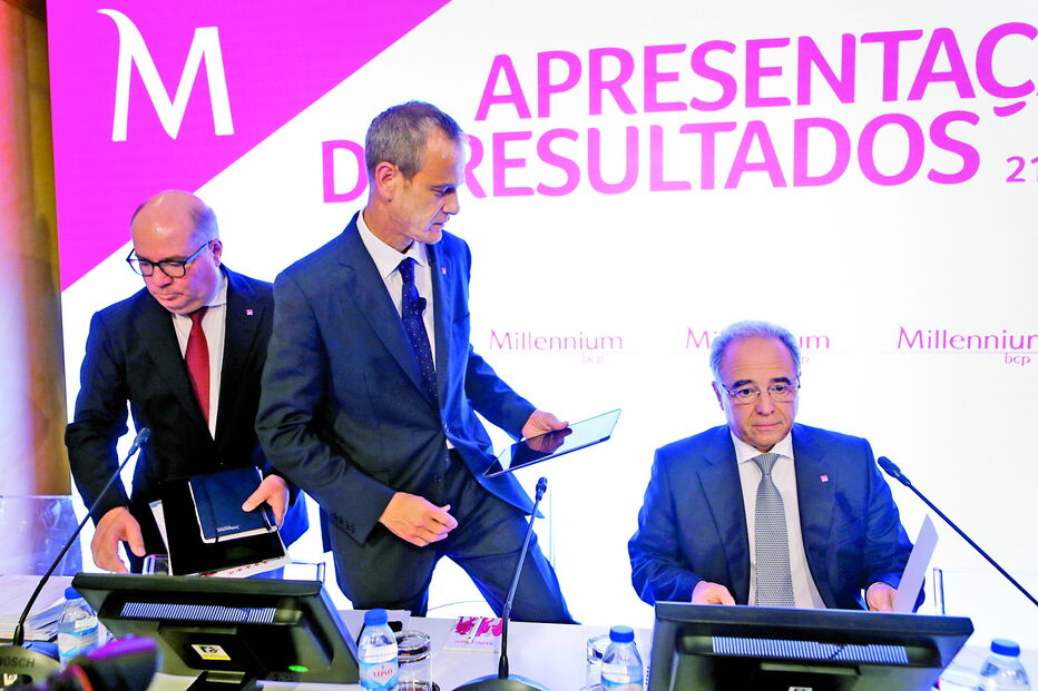 Miguel Maya (em pé ao centro), presidente-executivo do BCP, reforçou o compromisso de repor cortes salariais motivados pelo plano de reestruturação  